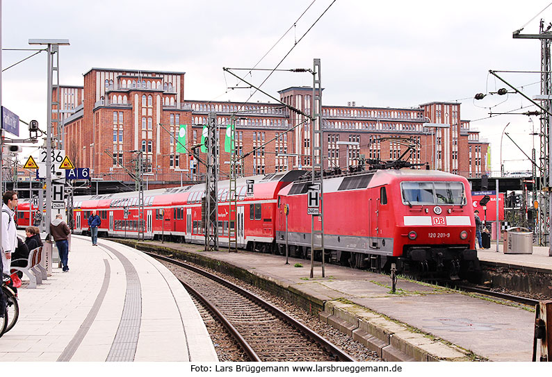 DB Baureihe 120 in Hamburg Hbf mit einem RE nach Rostock Hbf