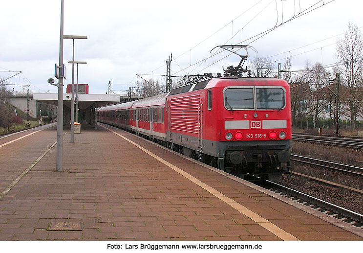 Eine Lok der Baureihe 143 im Bahnhof Meckelfeld