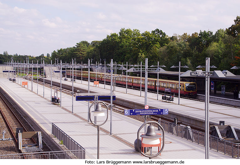 Der Bahnhof Berlin Olympiastadion mit einer S-Bahn der Baureihe 481