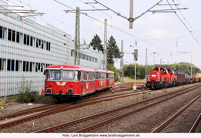 Der Moorexpress und zwei Loks der Baureihe 261 im Bahnhof Stade