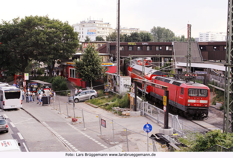 Eine Lok der Baureihe 143 fährt durch eine Baustelle am Berliner Tor in Hamburg