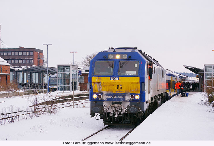 Die NIOB Lok DE 2700-05 im Bahnhof Husum
