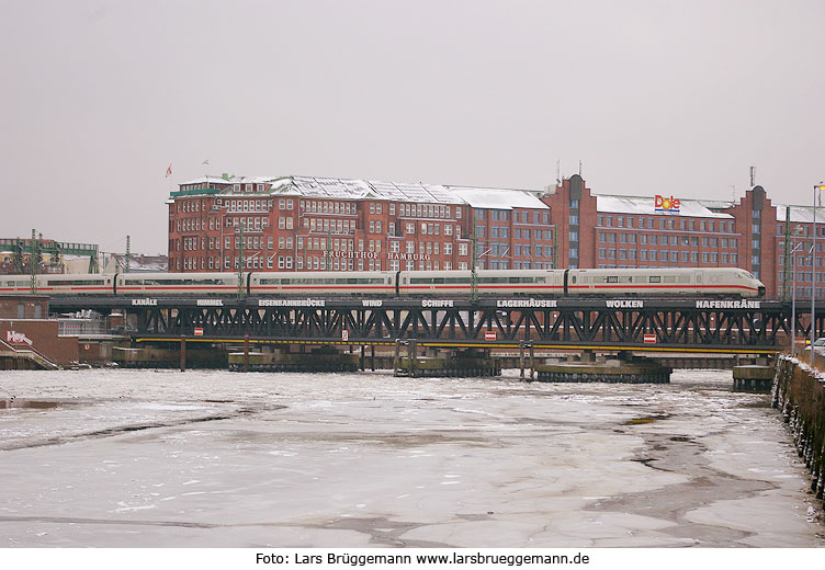 Ein ICE 2 fährt über die Oberhafenbrücke in Hamburg