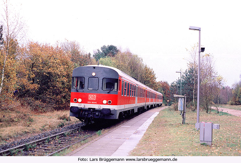 Ein Triebwagen der Baureihe 634 im Bahnhof Suerhop