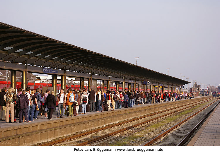 Im Bahnhof Westerland warten Fahrgäste auf den nächsten Zug