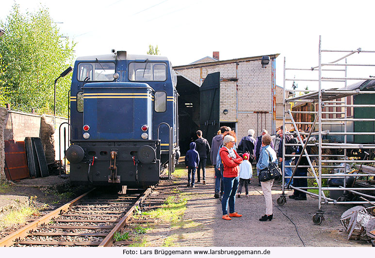 Die Diesellok V7 der Geesthachter Eisenbahn vor dem Lokschuppen in Geesthacht
