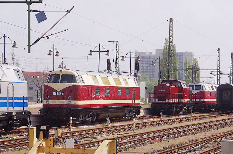Die DR Baureihe 118 später DB Baureihe 228 in Dresden Hbf