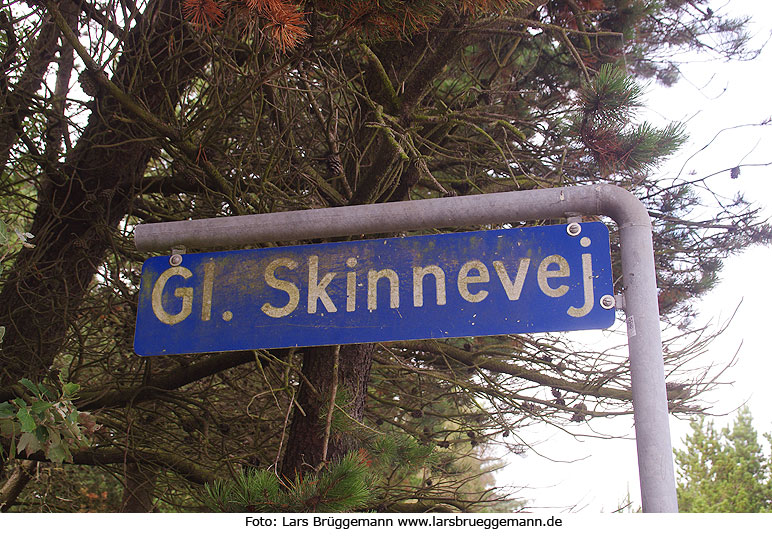 Das Straßenschild vom Gammel Skinnevej (Alter Schienenweg) in Kongsmark auf Rømø