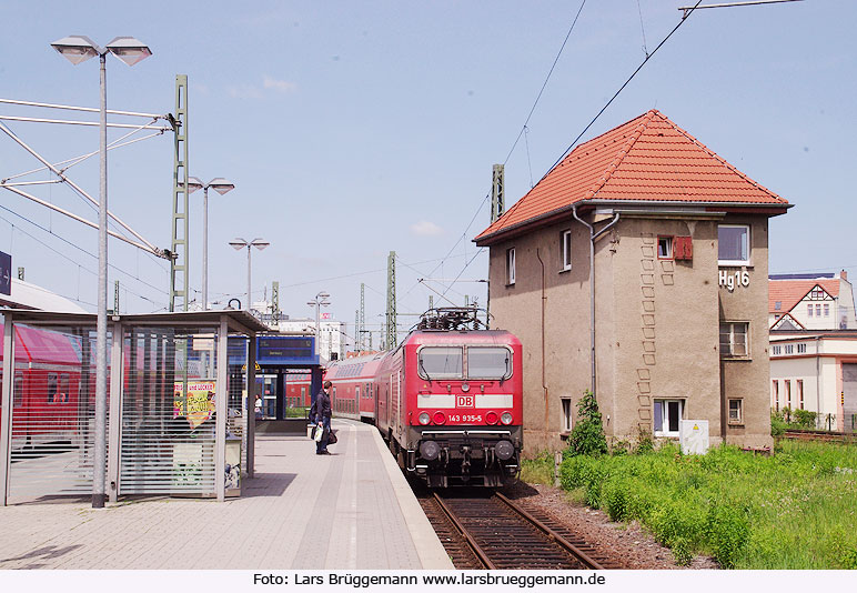Eine Lok der Baureihe 143 in Halle (Saale) Hbf
