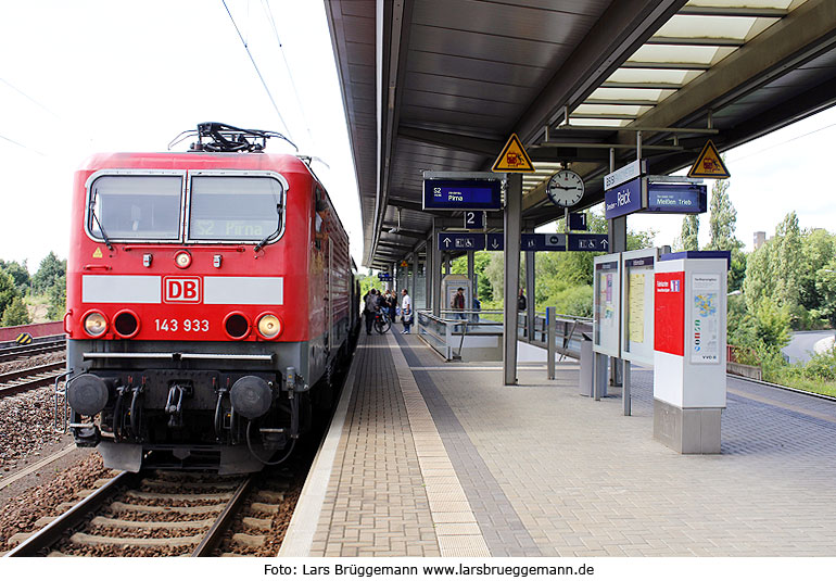 Lok der Baureihe 143 bei der S-Bahn in Dresden im Bahnhof Dresden-Reick