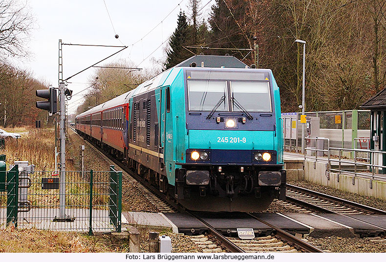 Foto Baureihe 245 in Prisdorf mit Marschbahnzug