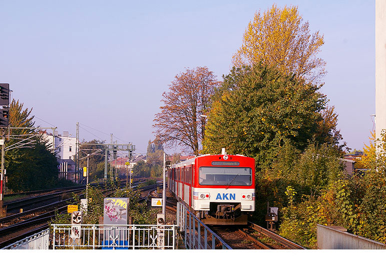 Zwei AKN VTA Triebwagen im Bahnhof Hamburg Sternschanze