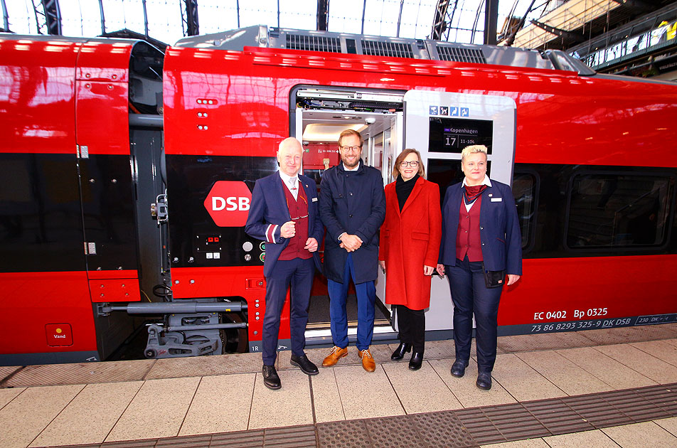 Anjes Tjarks und Ute Plambeck vor dem dänischen Talgo nach Kopenhagen