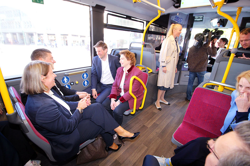 Eine Pressekonferenz in einem Bus der VHH in Hamburg