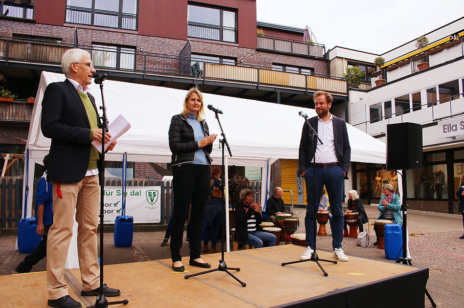 Claus W. Scheide vom Rissener Bürgerverein (links), Nora Wolters (Mitte), Geschäftsführerin der VHH und Anjes Tjarks, Senator für Verkehr und Mobilitätswende