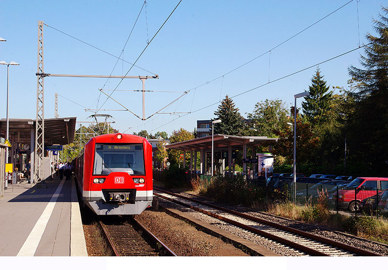 S-Bahn nach Ahrensburg - Die geplante Linie S4 - ein S-Bahn-Zug im Bahnhof Ahrensburg