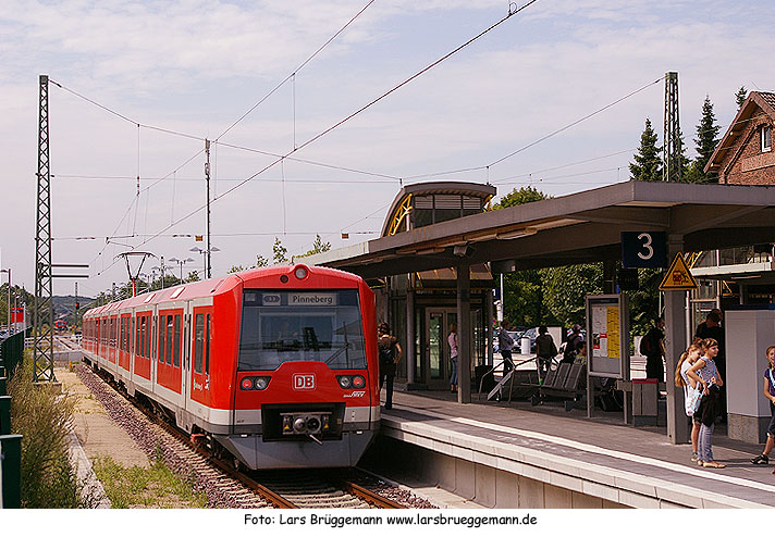 Eine S-Bahn im Bahnhof Buxtehude - Baureihe 474.3