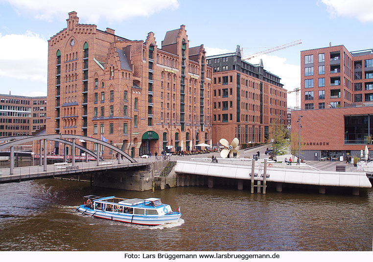 Barkasse in Hamburg vor dem Maritimen Museum in Hamburg in der Hafencity