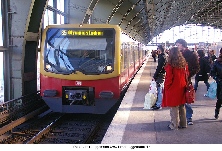 S-Bahn Berlin im Ostbahnhof zum Olympiadion
