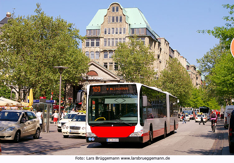 Hochbahn Bus in der Mönckebergstraße - Die Busbeschleunigung ist in die Kritik geraten