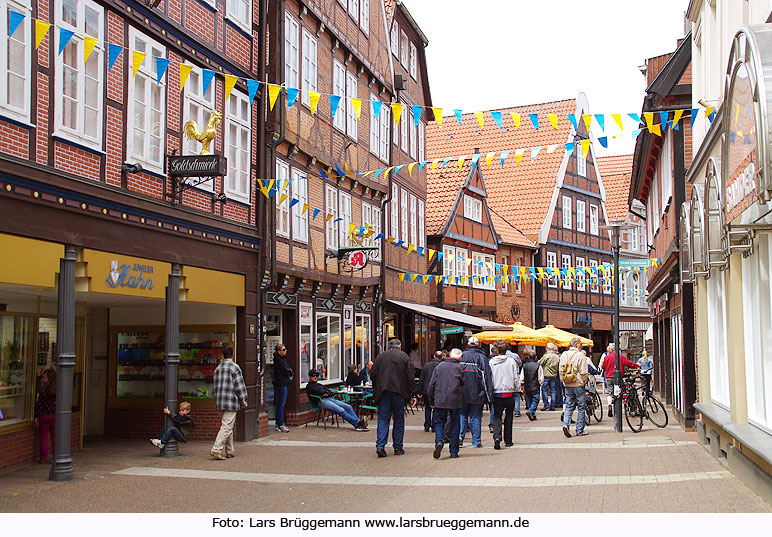 Die Altstadt in Stade mit Fußgängerzone und kleinen Geschäften