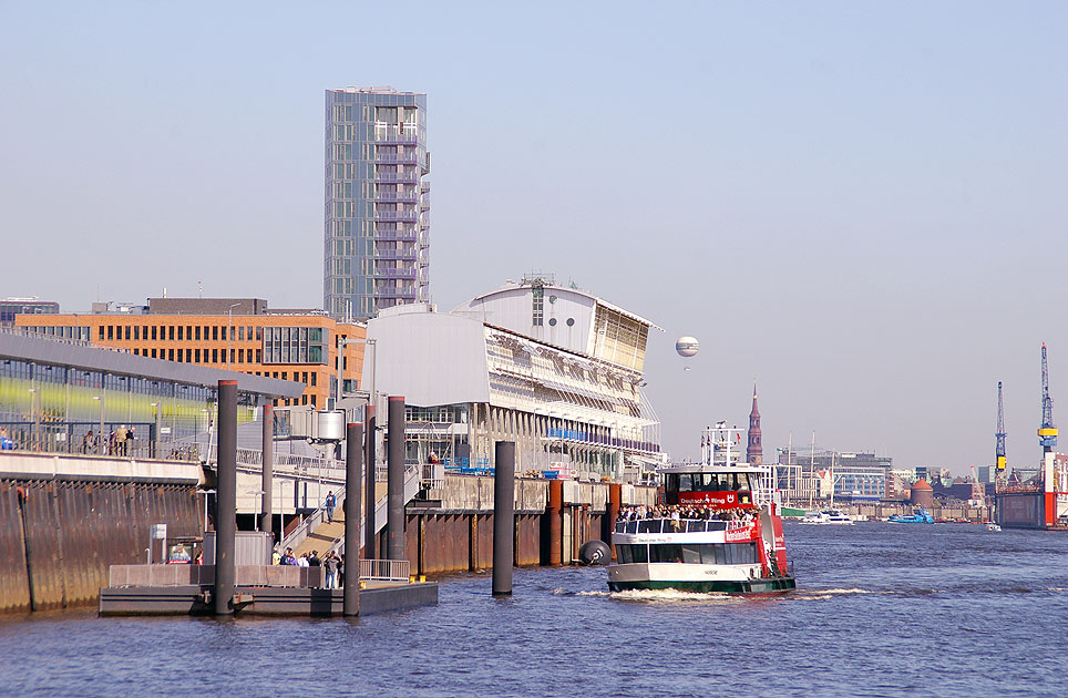 Das HADAG Schiff Harmonie am Anleger Docklands