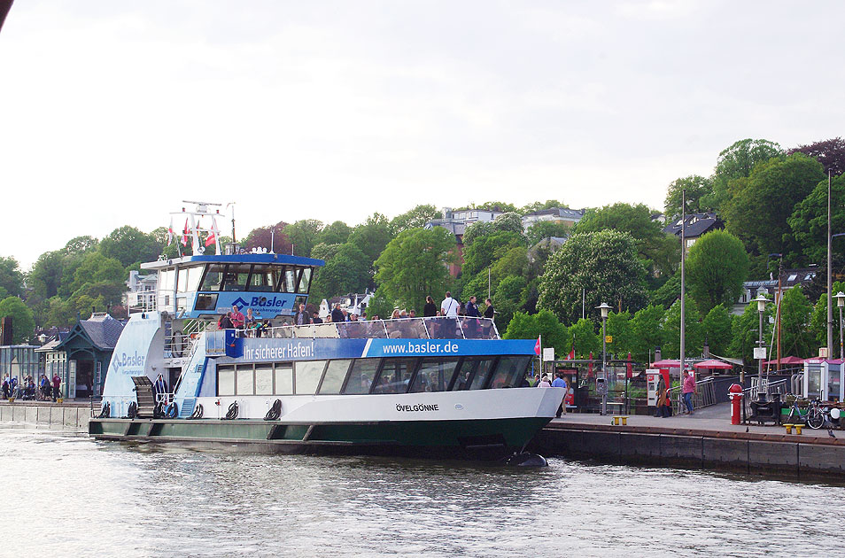 Das HADAG Schiff Övelgönne am Anleger Neumühlen / Övelgönne in Hamburg