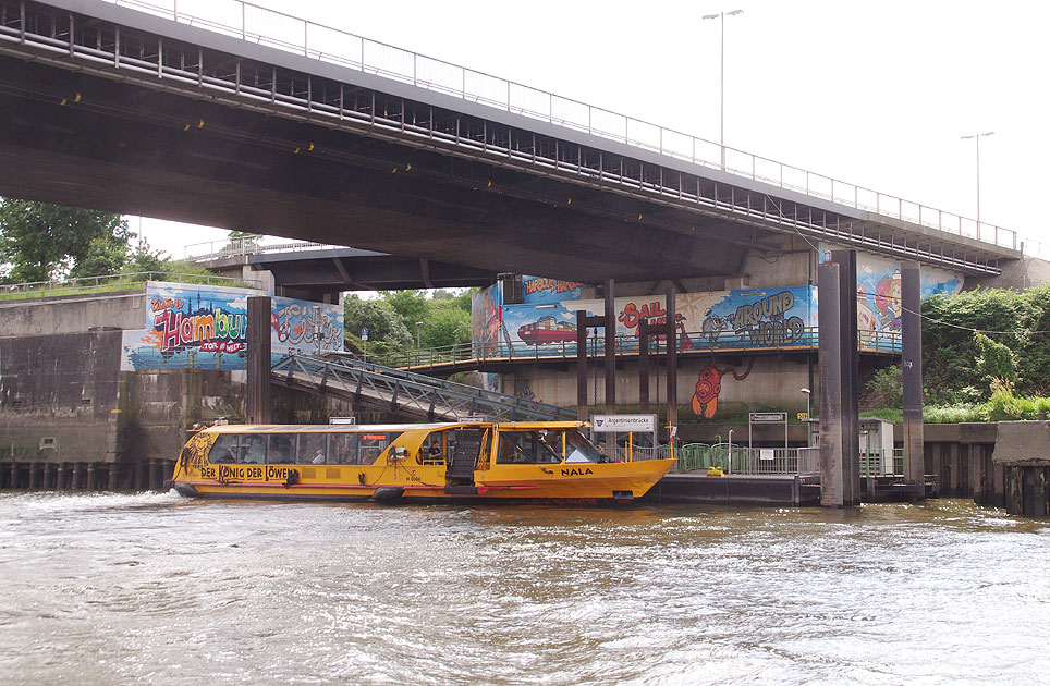 Das HADAG Schiff Nala am Anleger Argentinienbrücke im Hamburger Hafen