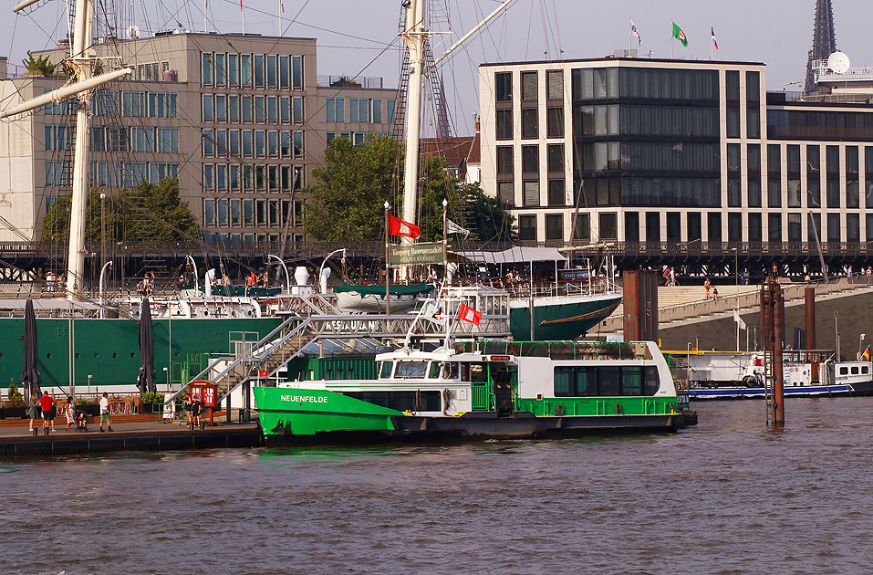 Das HADAG Schiff Neuenfelde in Hamburg an den Landungsbrücken