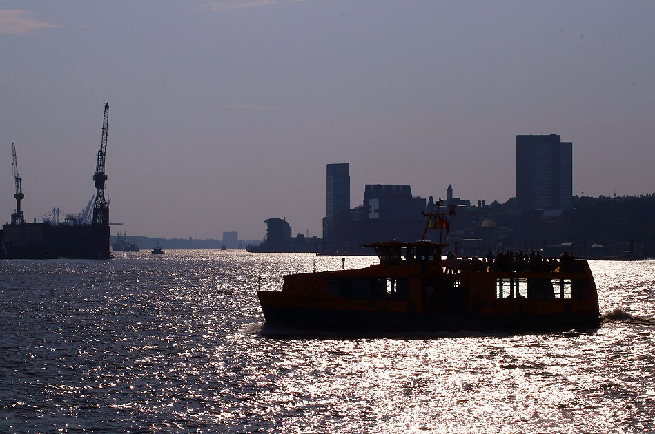 Das HADAG Schiff Falkenstein an den Landungsbrücken in Hamburg