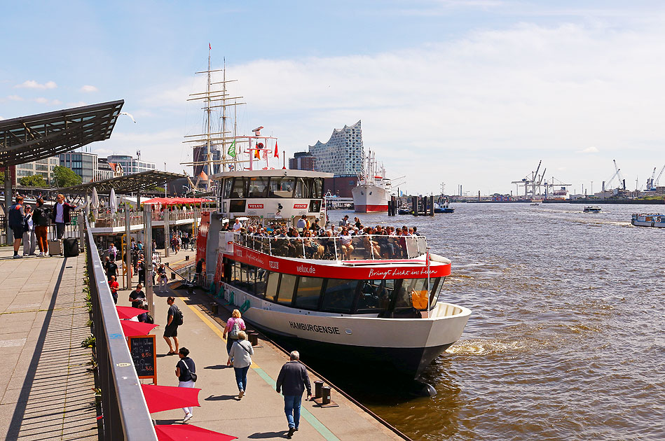 Das HADAG Schiff Hamburgensie an den Landungsbrücken in Hamburg