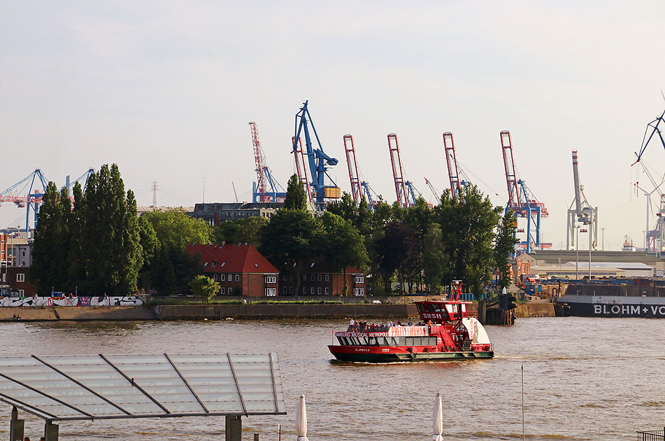 Das HADAG Schiff Elbmeile an den Landungsbrücken in Hamburg