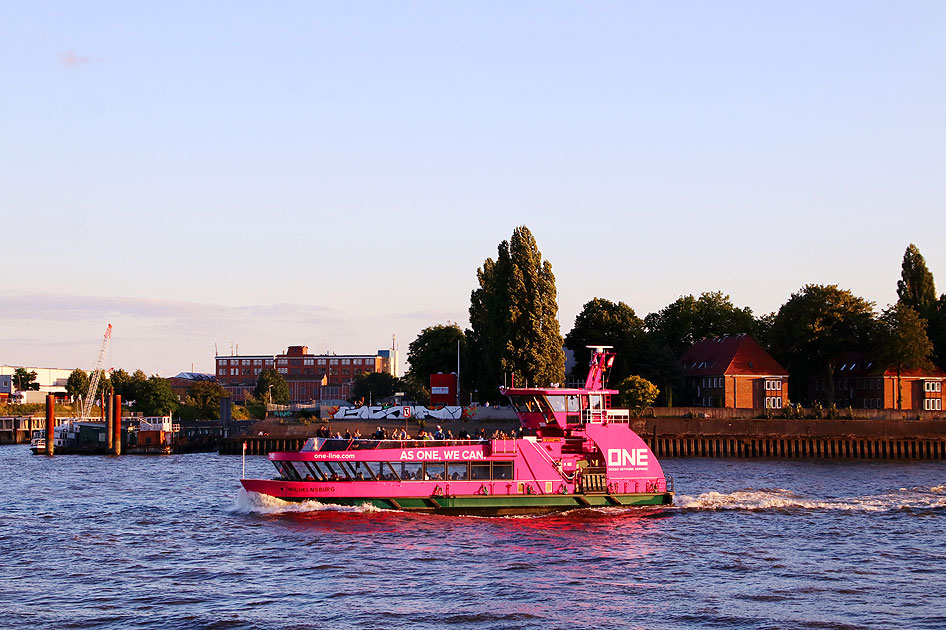 Das HADAG Schiff Wilhelmsburg an den Landungsbrücken in Hamburg