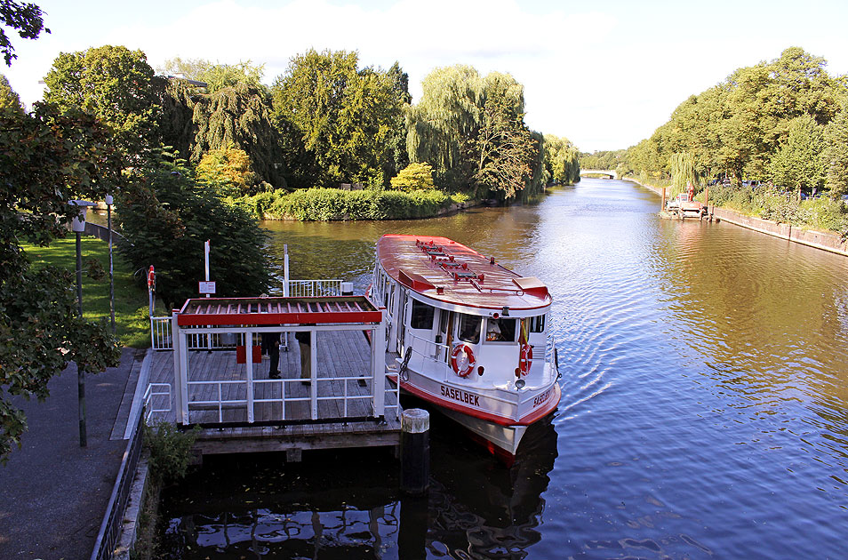 Der Alsterdampfer Saselbek am Anleger Streekbrücke