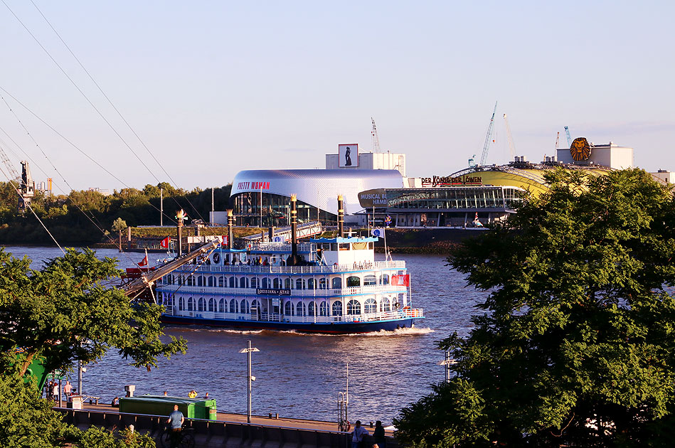 Das Schiff Louisiana Star der Reederei Rainer Abicht im Hamburger Hafen vor dem Anleger St. Pauli Landungsbrücken