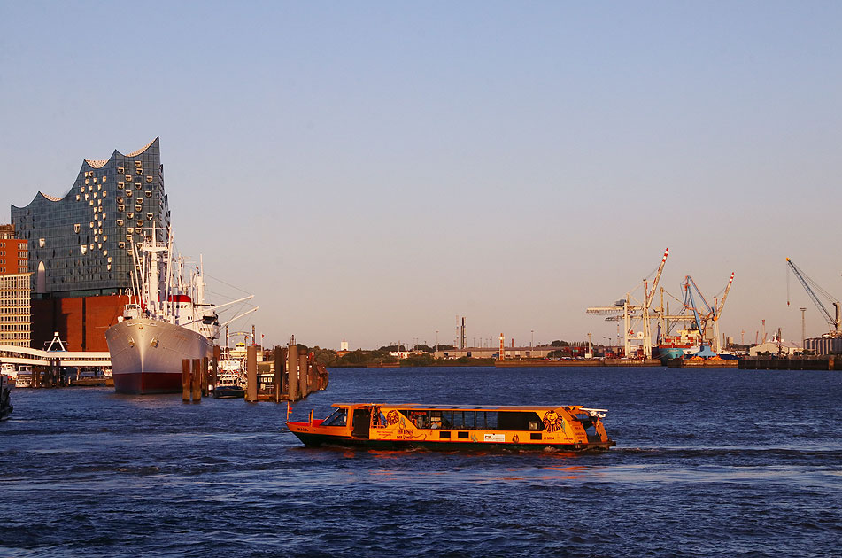 Das HADAG Schiff Nala an den Landungsbrücken in Hamburg auf der Elbe