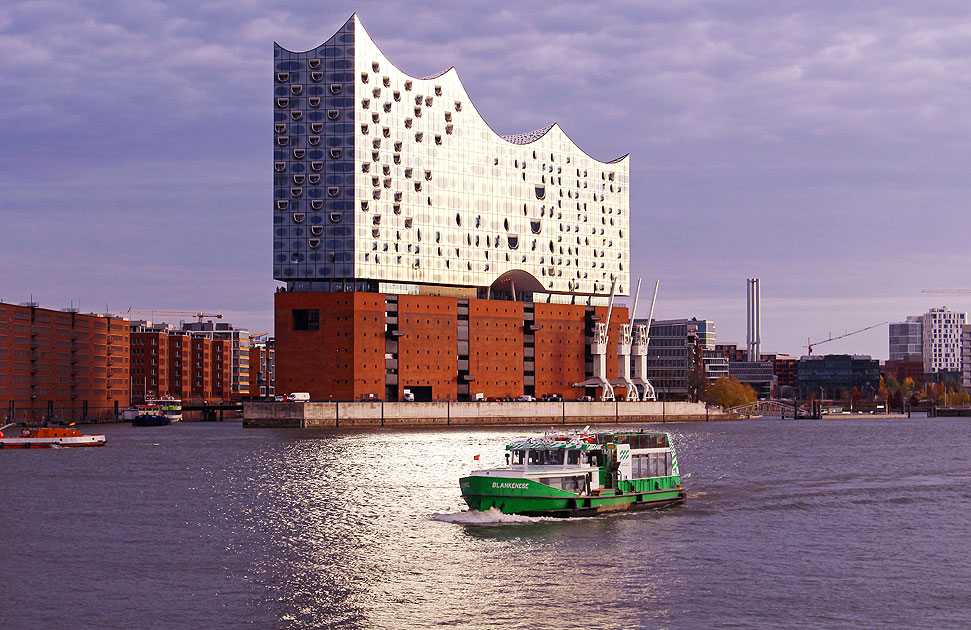 Das HADAG Schiff Blankenese vor der Elbphilharmonie in Hamburg
