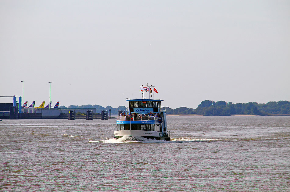 Das HADAG Schiff Wilhelmsburg auf der Elbe zwischen Finkenwerder und Teufelsbrück