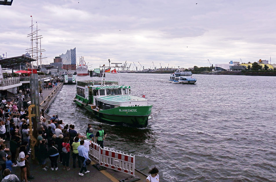 Das HADAG Schiff Blankenese in Hamburg an den Landungsbrücken
