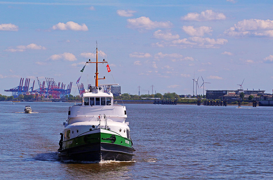 Die HADAG Kirchdorf in Blankenese in Hamburg auf der Elbe