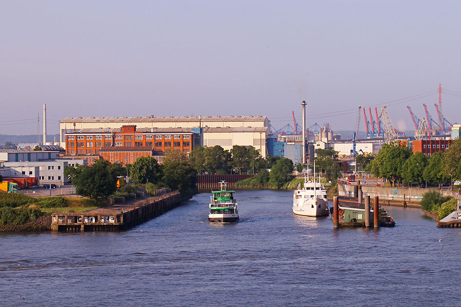 Das HADAG Schiff Waltershof im Fährkanal in Hamburg