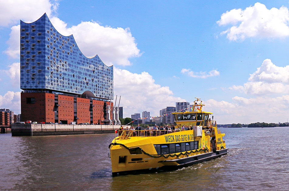 Die HADAG Fähre Grasbrook vor der Elbphilharmonie in Hamburg