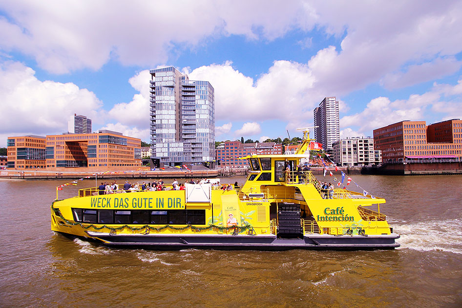 Das HADAG Schiff Grasbrook auf der Elbe in Hamburg