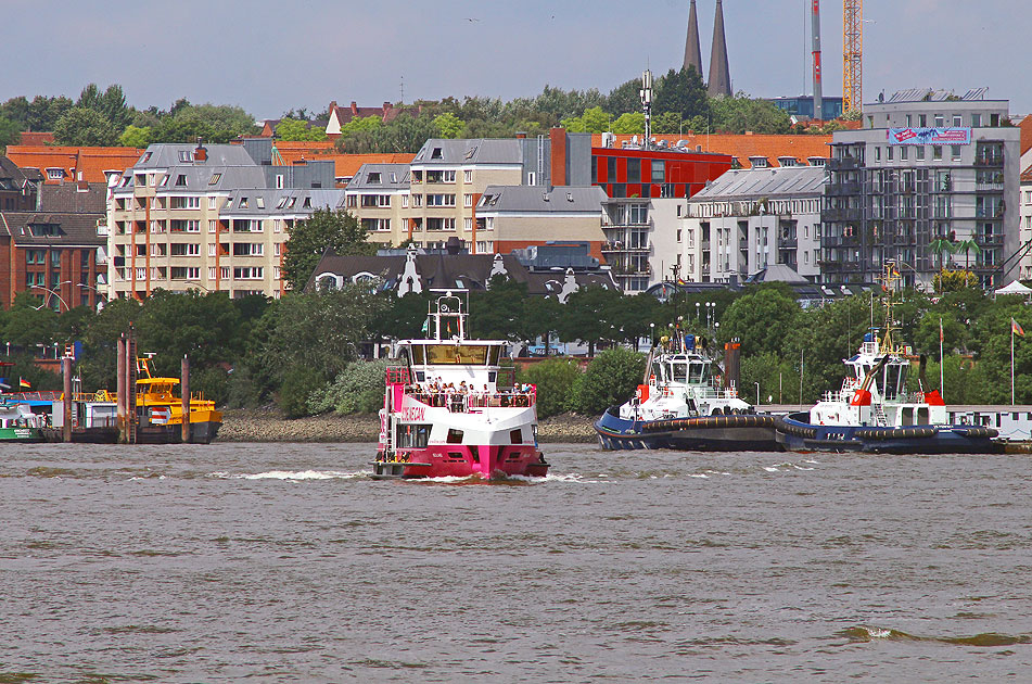 Das HADAG Schiff Neuland in Hamburg auf der  Elbe