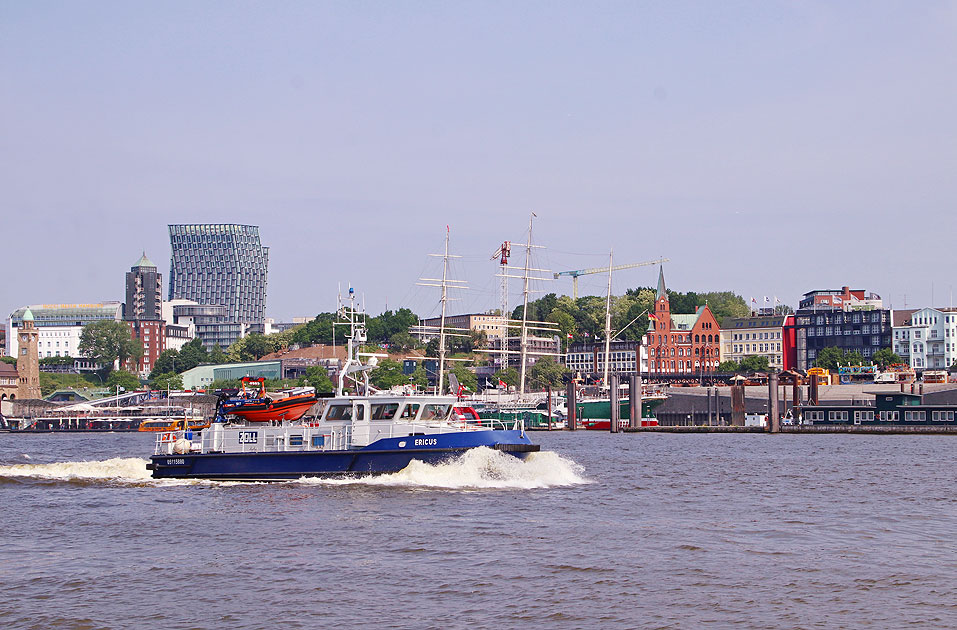 Das Zollboot Ericus in Hamburg auf der Elbe vor den St. Pauli Landungsbr&uuml;cken