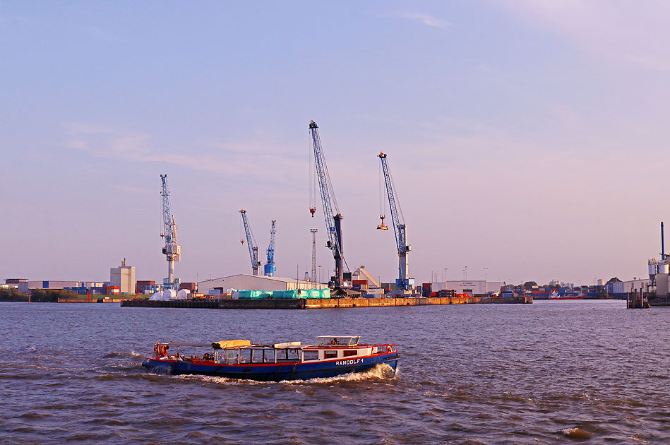 Die Barkasse Randolf I in Hamburg