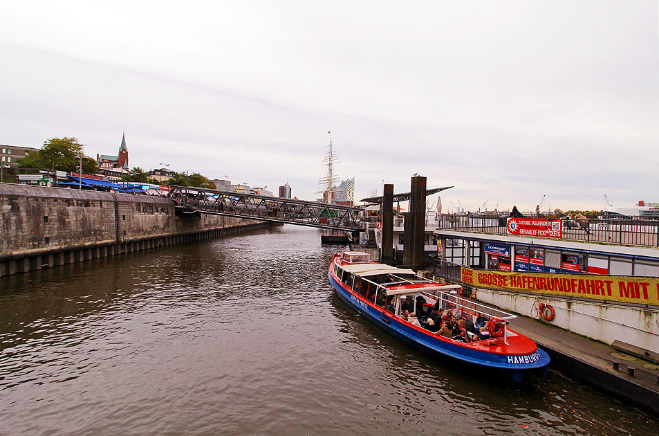 Eine Barkasse  von Kapit&auml;n Pr&uuml;sse an den St. Pauli Landungsbr&uuml;cken in Hamburg
