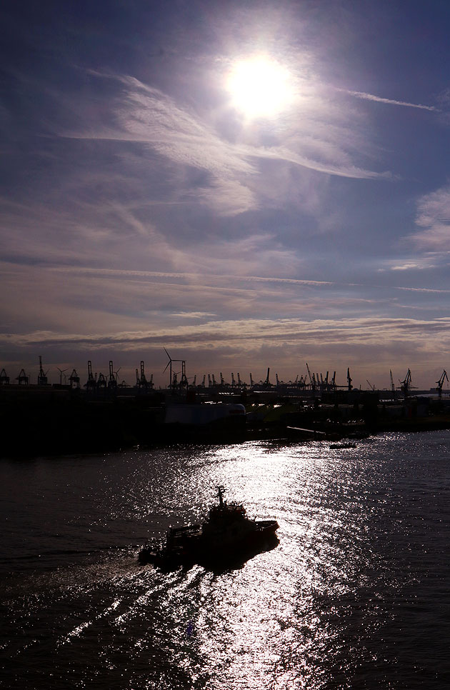 Sonnenuntergang in Hamburg auf der Elbe