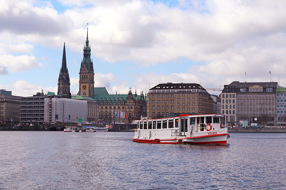 Der Alsterdampfer Sielbek auf der Binnenalster in Hamburg