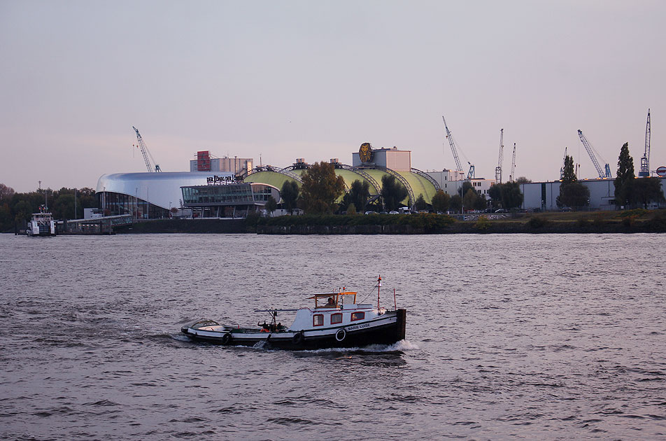 Die Schlepperbarkasse Marie Luise auf der Elbe in Hamburg vor den St. Pauli Landungsbr&uuml;cken